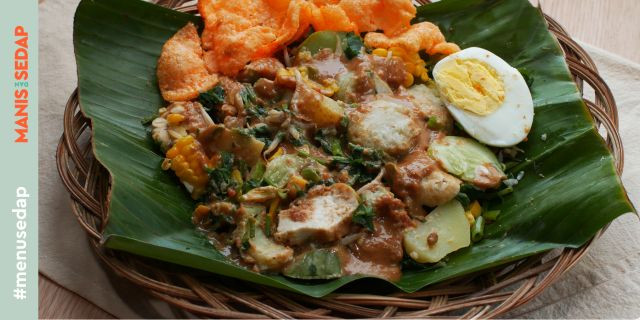 Cara Membuat Gado-Gado dengan Bumbu Kacang Hangat yang Lezat