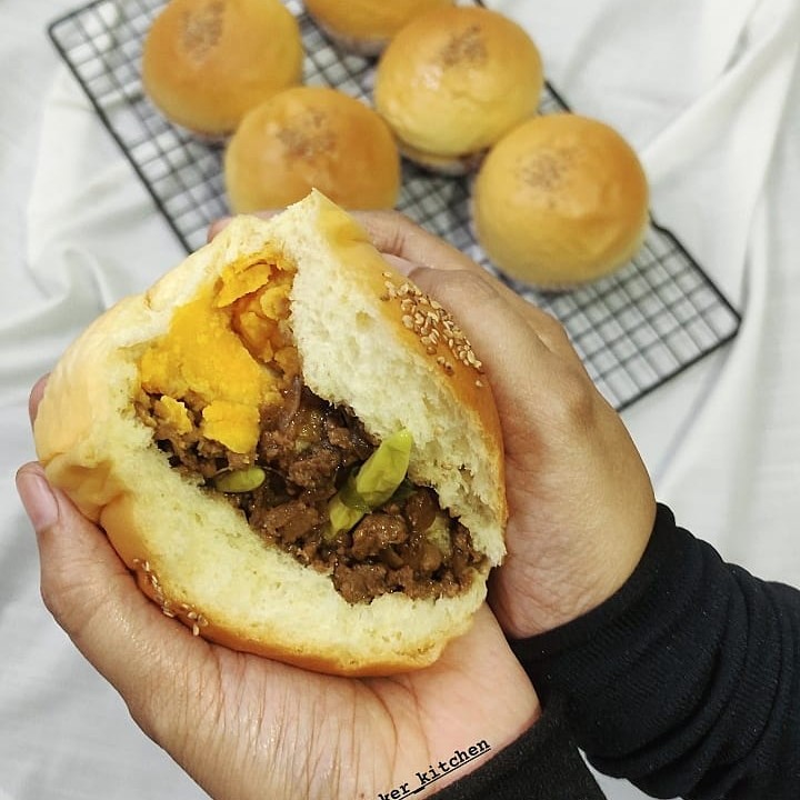 Salted Egg Meatball Bread