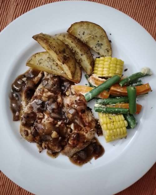 Grilled Chicken fillet with black pepper sauce