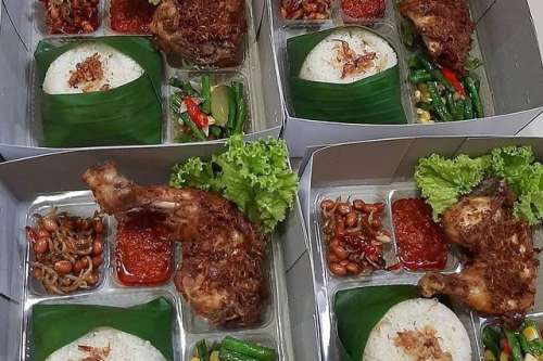 Nasi Box Ayam Goreng Laos