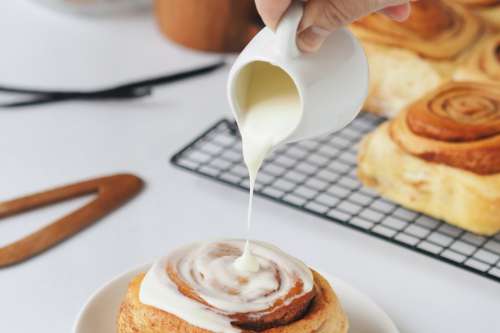 Cinnamon Rolls With Cream Cheese Topping