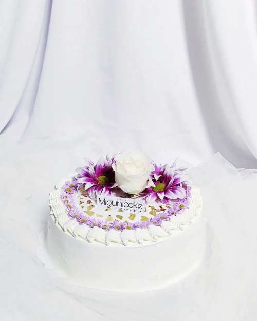 Premium Japanese Cheesecake with Vanilla/Lemon Cream + Fresh Flowers Decor