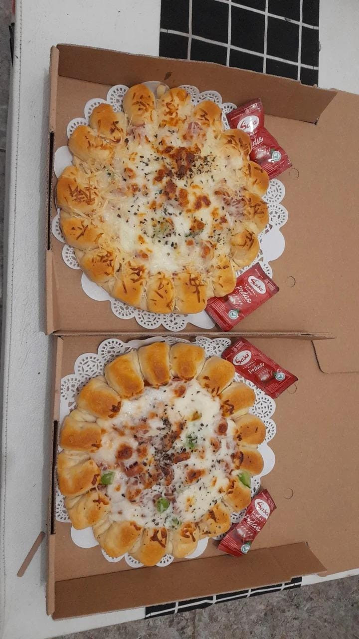 Pizza Full Cheesy dan Moza
